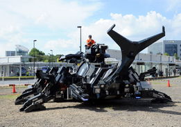 異形降世 日本老爺爺11年打造機械甲蟲